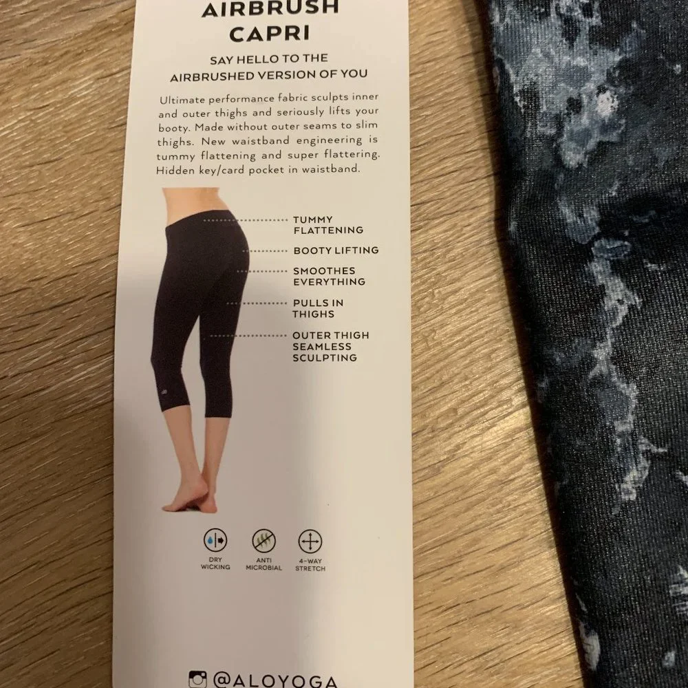 Alo Yoga Airbrush Capri Black Python Glossy Leggings NWT